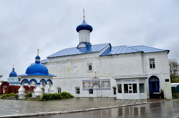 Antiguo monasterio en Bogolyubovo, anillo de oro de Rusia — Foto de Stock