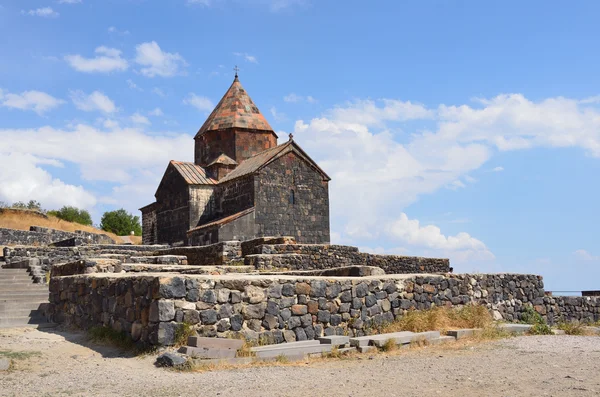 IX-wieczny ormiański klasztor Sevanavank nad jeziorem Sevan. — Zdjęcie stockowe