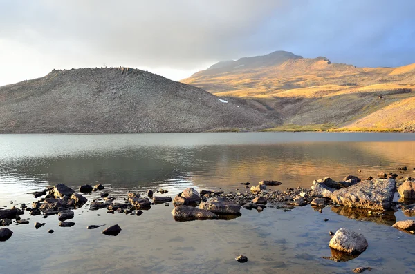 Armênia, lago Kari (lago de pedra) no sopé do monte Aragats — Fotografia de Stock