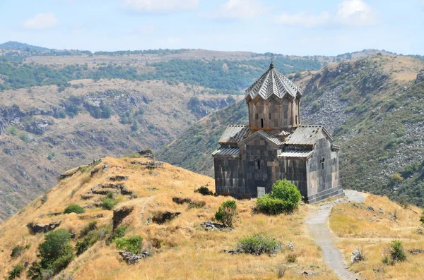 Armenia, XI wieczny kościół w pobliżu twierdzy Amberd — Zdjęcie stockowe