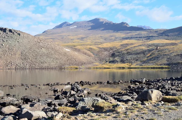 Armênia, lago Kari (lago de pedra) no sopé do monte Aragats — Fotografia de Stock