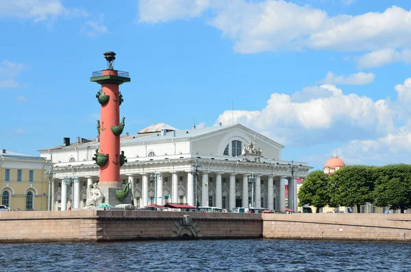 La flèche de l'île Vassilievsky, la colonne Rostrale, le bâtiment De la Bourse. Saint-Pétersbourg — Photo