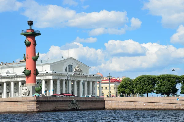 La flèche de l'île Vassilievsky, la colonne Rostrale, le bâtiment De la Bourse. Saint-Pétersbourg — Photo