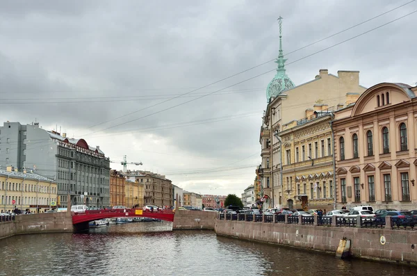 St. Petersburg, Rosja, września, 02, 2014.Cars w pobliżu czerwony most na rzece Mojka w Sankt Petersburgu — Zdjęcie stockowe