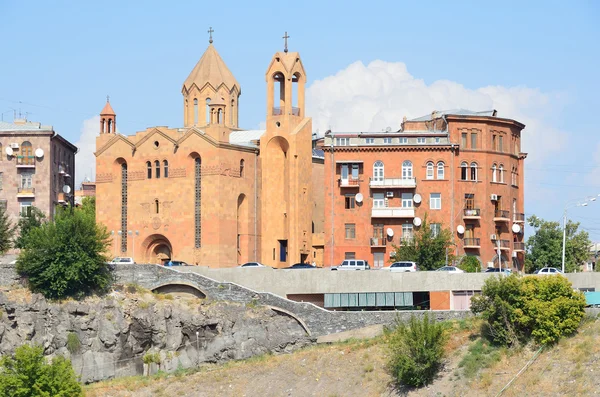 Erevan, Armenia, 15 settembre 2014. La sede diocesana Chiesa di San Sargis a Erevan — Foto Stock