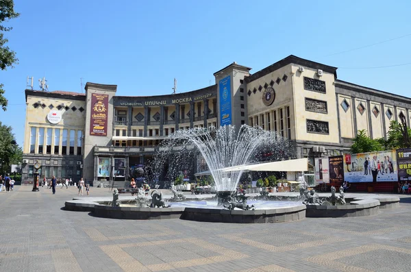 Erevan, Armenia, September,06,2014, Armenia scene: People walking near the "Moscow" cinema in Yerevan — Stock Photo, Image