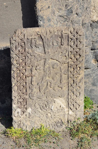 Ruins of buildings and khachkars 5-7 centuries in an ancient monastery Tsahats-kar in the mountains of Armenia — Stock fotografie