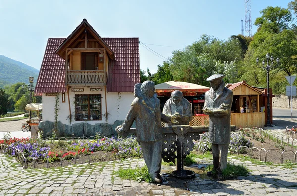 Dilijan, Armenia, 11 września 2014 r. Pomnik bohaterów filmu Dilijan "Mimino" — Zdjęcie stockowe