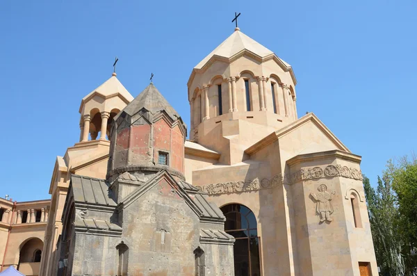 Armenia, the Church of the Holy Catholike in Yerevan, 13th century, on the background of construction of the — Stockfoto