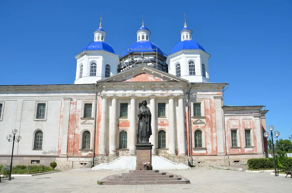 Kashin. The Resurrection, Voskresensky Cathedral and the monument to Anna Kashina. Russia, Tver region — Stock Photo, Image