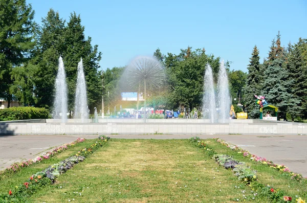 Tver, russland, 27. juli 2014. russische szene: niemand, der brunnen im park vor dem zirkus — Stockfoto