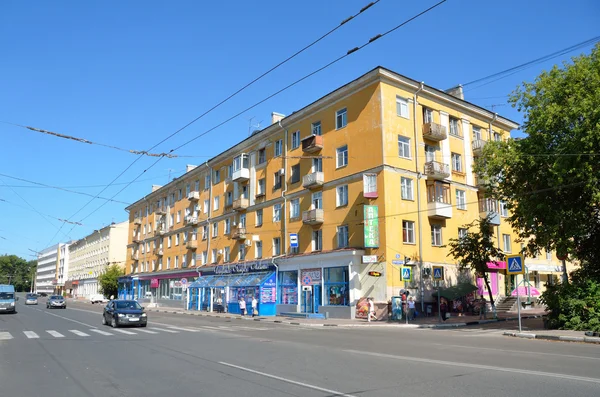 Tver, Russia, July, 27, 2014. Russian scene: people walking on Novotorzhskaya street — Stockfoto