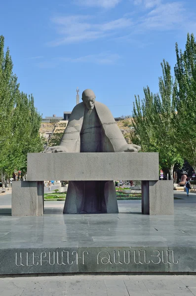 Ereván, Armenia, 06 de septiembre de 2014. Escena de Armenia: gente que camina cerca del monumento a Alexander Tamanyan —  Fotos de Stock