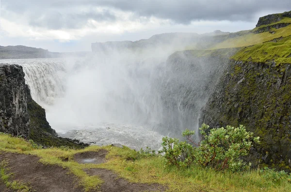 La cascada Dettifoss en el río Icosaw-AU-Thedrum en tiempo lluvioso, Islandia — Foto de Stock