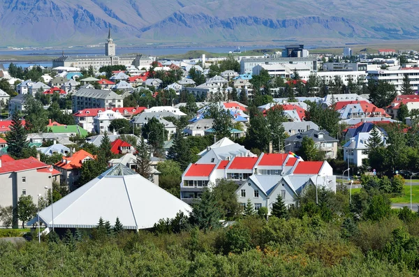 View of Reykjavik, the Lutheran Church Hallgrímskirkja — Stockfoto