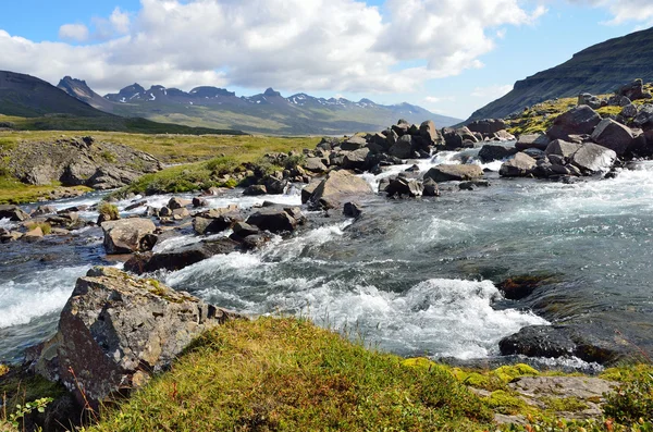 Montañas y ríos en Islandia — Foto de Stock