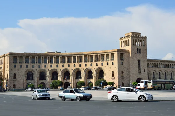 エレバン, アルメニア、2014 年 9 月 6 日。アルメニアのシーン: アルメニアの外務省の建物の近くを歩く人々 — ストック写真