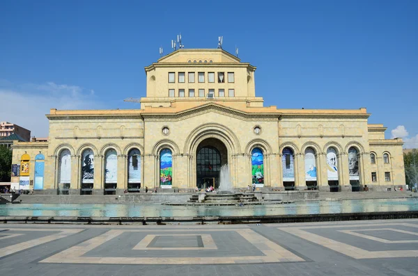 Jerevan, Arménie, září, 06, 2014. Arménské scéna: lidí, kteří jdou poblíž Vlastivědné muzeum Arménie — Stock fotografie