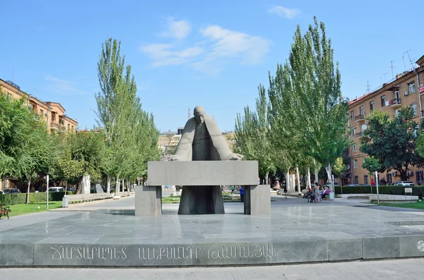 Ereván, Armenia, 06 de septiembre de 2014. Escena de Armenia: gente que camina cerca del monumento a Alexander Tamanyan — Foto de Stock