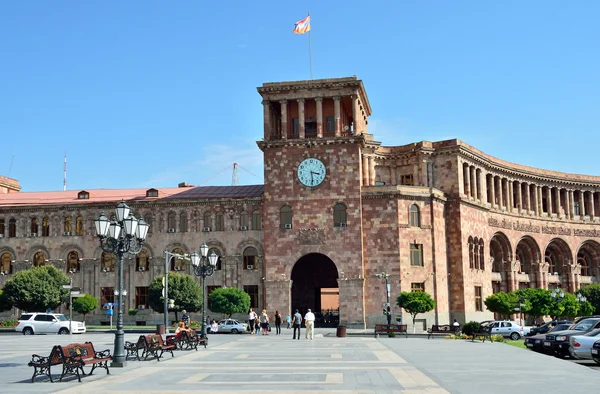 Erevan, armenien, september, 06.2014, armenien szene: menschen gehen in der nähe des regierungsgebäudes am platz der republik — Stockfoto