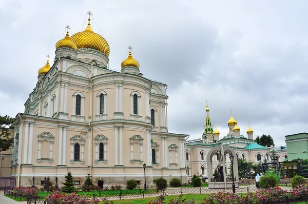 St. Petersburg, Ryssland, September 02, 2014. Ryska scen: Voskresensky Novodevichy kloster — Stockfoto