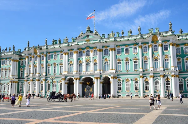 Snt. Petersburg, Russia, September, 20, 2014. Russian scene: People walking  on Palace square ner  Zimny (Winter) Palace — Stock Photo, Image