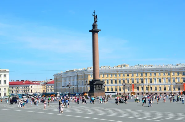 San Petersburgo, Rusia, 20 de julio de 2014, Gente caminando por la plaza del Palacio — Foto de Stock