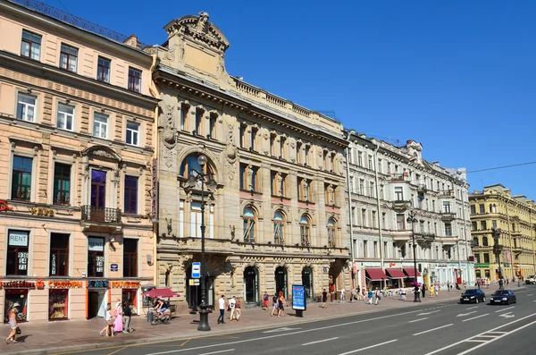 ST. PETERBURG, PUSSIA, JULY, 20, 2014. Russian scene: people walking on Nevsky prospect — Stock Photo, Image