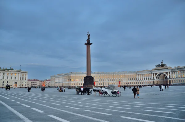 St. Petersburg, Russia, October, 25, 2014, People walking on Palace square — Stock Photo, Image