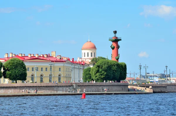 ST. PETERSBURG, RUSSIA, JULY, 20, 2014. Russian scene: people walking on the spit of Vasilyevsky island — Stock Photo, Image