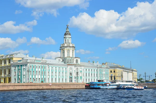 S. PETERBURGO, PUSSIA, 08 SETTEMBRE 2012. Scena russa: imbarcazioni da diporto sul fiume Neva a San Pietroburgo vicino a Kunstkamera — Foto Stock