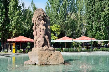 Erivan, Ermenistan, 06 Eylül 2014. Ermeni sahne: heykel Merkez park Erevan gölette ortasında