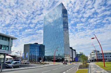 Reykjavik, İzlanda, 12 Ağustos 2014. İnsanlar kırmızı fener ile sokakta yürürken, insanlar