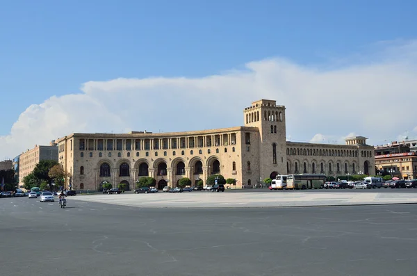 Jerevan, Arménie, září, 06, 2014. Arménské scéna: lidí, kteří jdou u budovy ministerstva zahraničních věcí Arménie — Stock fotografie