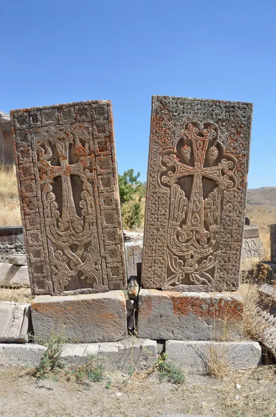 Armenia, klasztor Tsahats-kar, starożytnych khachkars wieku 5-7 — Zdjęcie stockowe