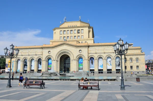 Jerevan, Armenien, September 06, 2014. Armeniska scen: människor gå nära National history Museum av Armenien — Stockfoto