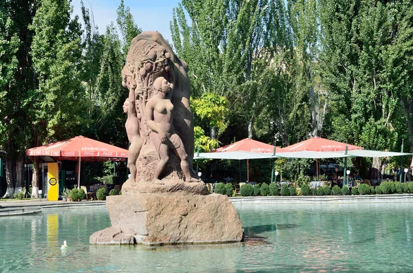 Ereván, Armenia, 06 de septiembre de 2014. Escena armenia: escultura en medio del estanque en el parque central de Erevan — Foto de Stock