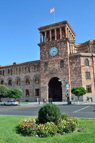 Erewań, Armenia, września, 06, 2014 r. Armenia scena: ludzie chodzą w pobliżu rząd budynku na placu Republiki — Zdjęcie stockowe