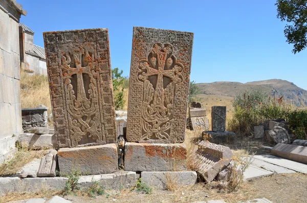 Armenia, klasztor Tsahats-kar, starożytnych khachkars wieku 5-7 — Zdjęcie stockowe