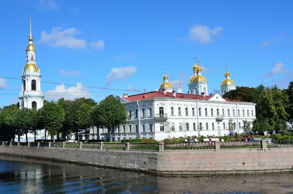 St. Peterburg, Pussia, 02 września 2014 r. Rosyjski scena: ludzie chodzą w pobliżu naval katedry Świętego Mikołaja (Naval Cathedral of Order św. i — Zdjęcie stockowe