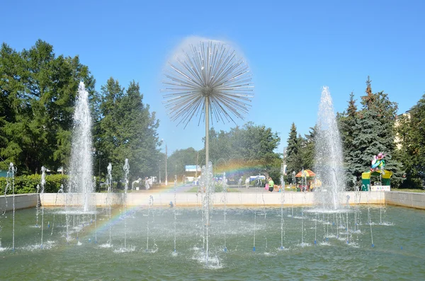 Tver, Russie, la fontaine dans le parc devant le cirque — Photo