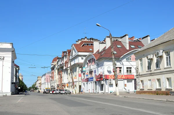 Tver, Rússia, 27 de julho de 2014. Cena russa: carros em Svobodny lane em Tver — Fotografia de Stock