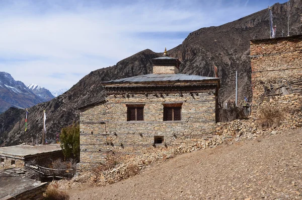 Buddhistiska kloster i den antika byn Gyaru i Nepal — Stockfoto