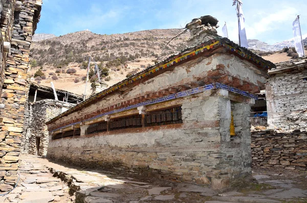 Nepal, trekking w Himalajach. Świątynie buddyjskie w starej wsi Gyaru — Zdjęcie stockowe