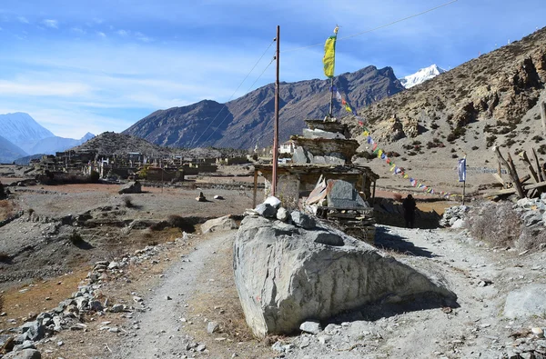 Nepal, Trekking im Himalaya. Buddhistische Schreine im alten Dorf Gyaru — Stockfoto