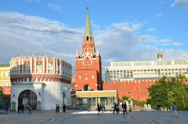 Moscú, Rusia, 12 de junio de 2014, escena rusa: Gente caminando cerca de las torres Trinity y Kutafya del Kremlin de Moscú —  Fotos de Stock