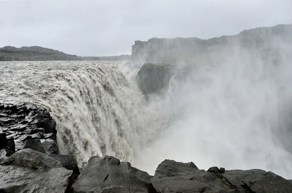 The waterfall Dettifoss (ISL. Dettifoss waterfall) on the river Gecolsa-AU-Fiedler in rainy weather, Iceland — Stock Fotó