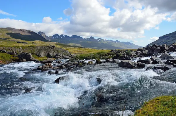 Berge und Flüsse in Island — Stockfoto