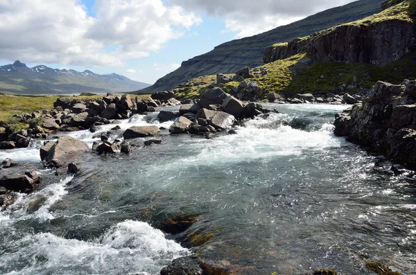 Montañas y ríos en Islandia — Foto de Stock