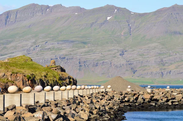 Djupivogur, Iceland,  August 17, 2014. Nobody, stone eggs in the color original from birds that live in these places — Zdjęcie stockowe